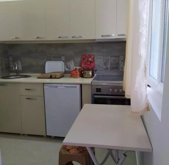 پانسیون Emzari's Apartment