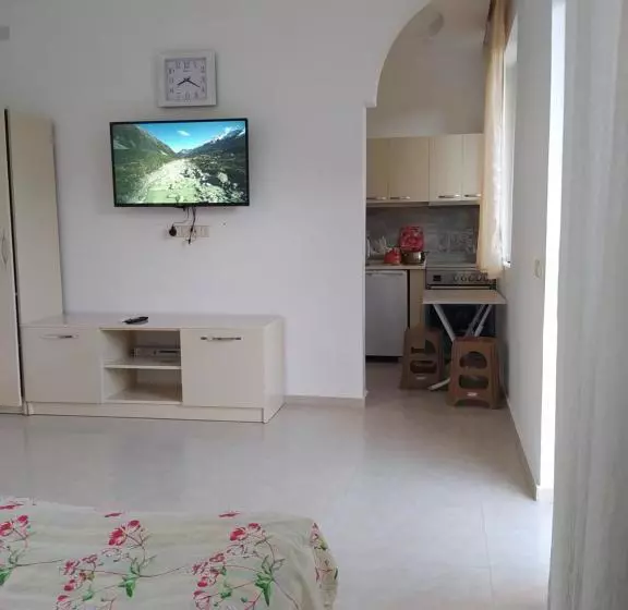 پانسیون Emzari's Apartment