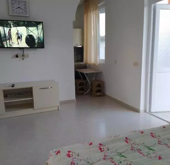 پانسیون Emzari's Apartment