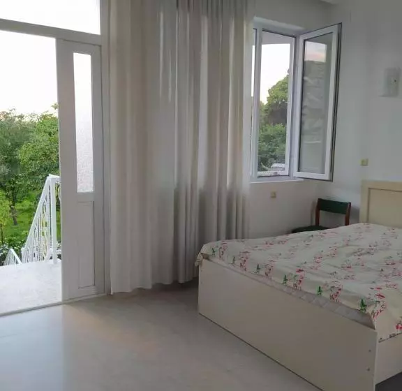 پانسیون Emzari's Apartment