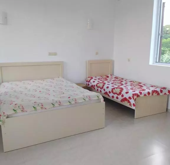 پانسیون Emzari's Apartment