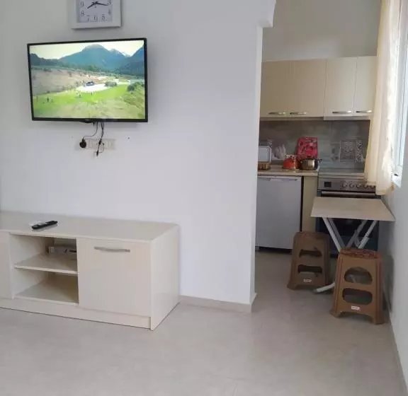 پانسیون Emzari's Apartment