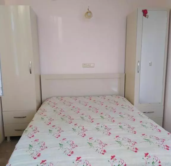 پانسیون Emzari's Apartment