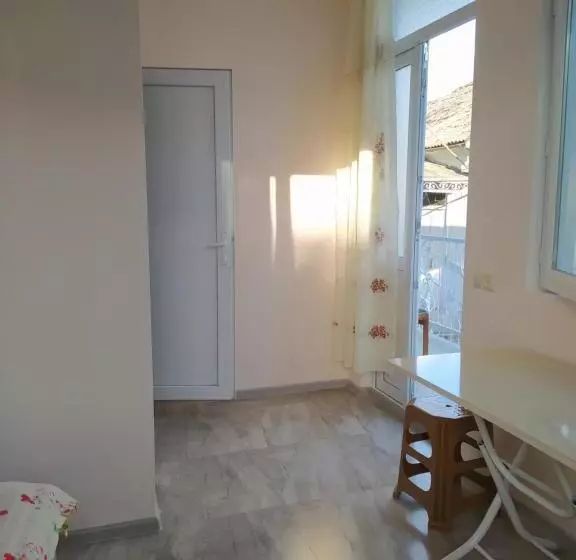 پانسیون Emzari's Apartment