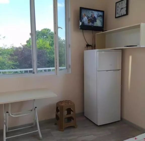 پانسیون Emzari's Apartment