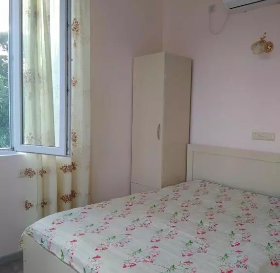 پانسیون Emzari's Apartment