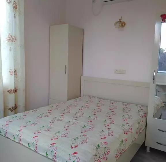 پانسیون Emzari's Apartment