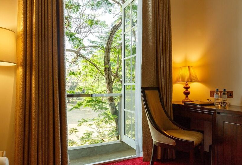 Отель Trillium Boutique City