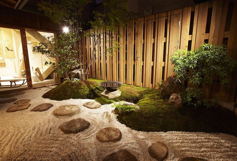 Utsuwa Designed Hostel