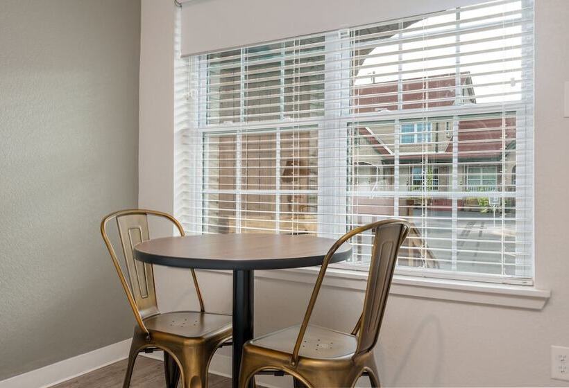 فندق صغير Best Court