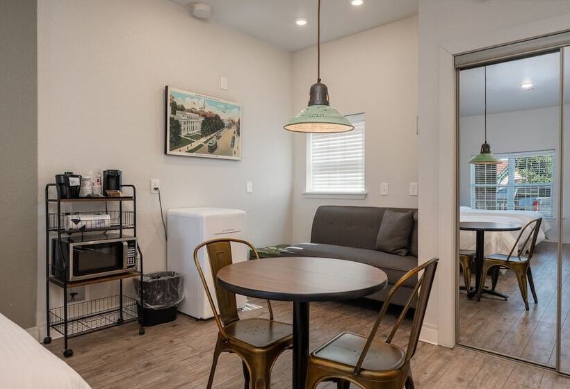 فندق صغير Best Court