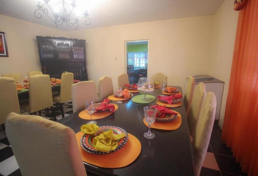 هاستل Kenwood Villas & Suites