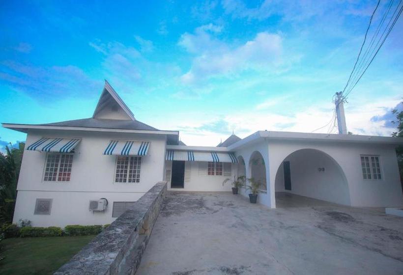 هاستل Kenwood Villas & Suites