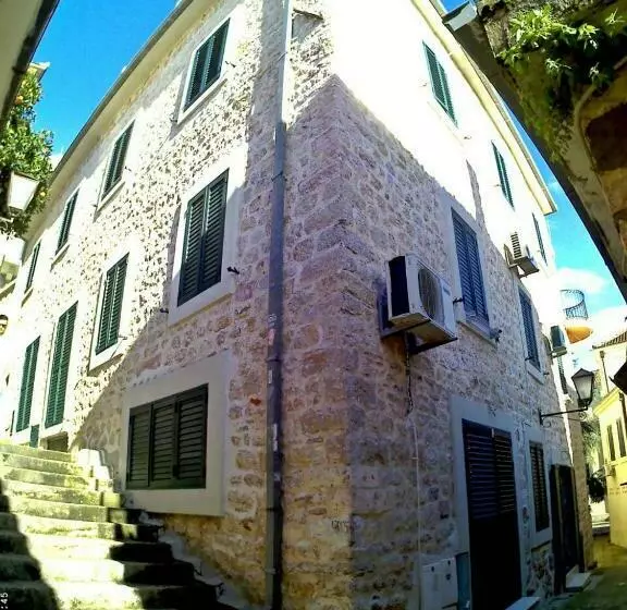 پانسیون Stone House Herceg Novi