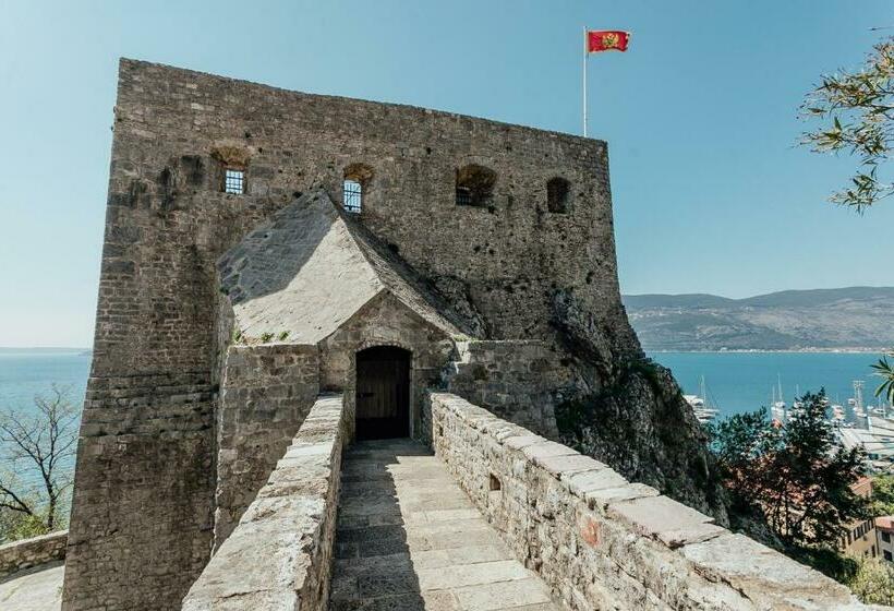 پانسیون Stone House Herceg Novi
