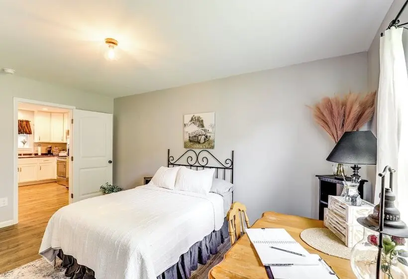 2 Acres & Creek Access! Private Leicester Escape