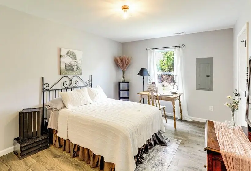 2 Acres & Creek Access! Private Leicester Escape
