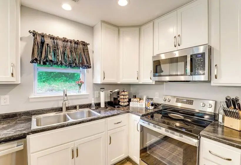 2 Acres & Creek Access! Private Leicester Escape