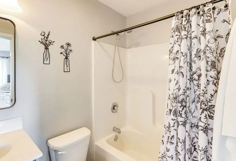 2 Acres & Creek Access! Private Leicester Escape