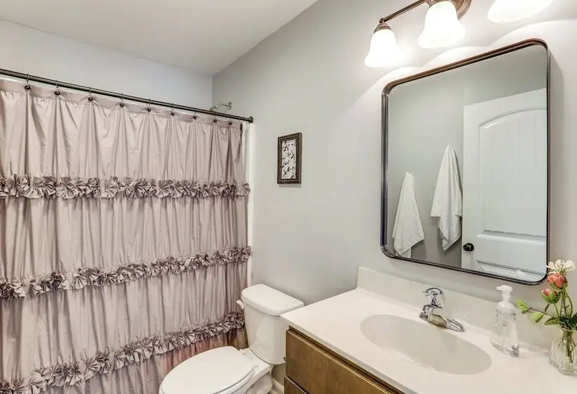2 Acres & Creek Access! Private Leicester Escape