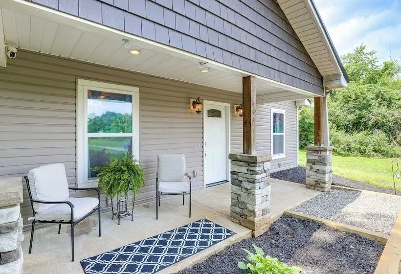 2 Acres & Creek Access! Private Leicester Escape