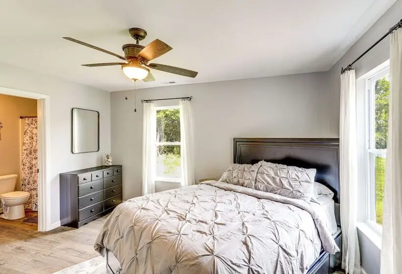 2 Acres & Creek Access! Private Leicester Escape