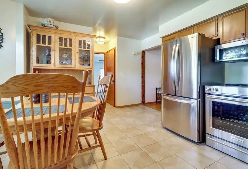 5 Mi To Lake Erie! Cozy Monroe Home & Private Yard