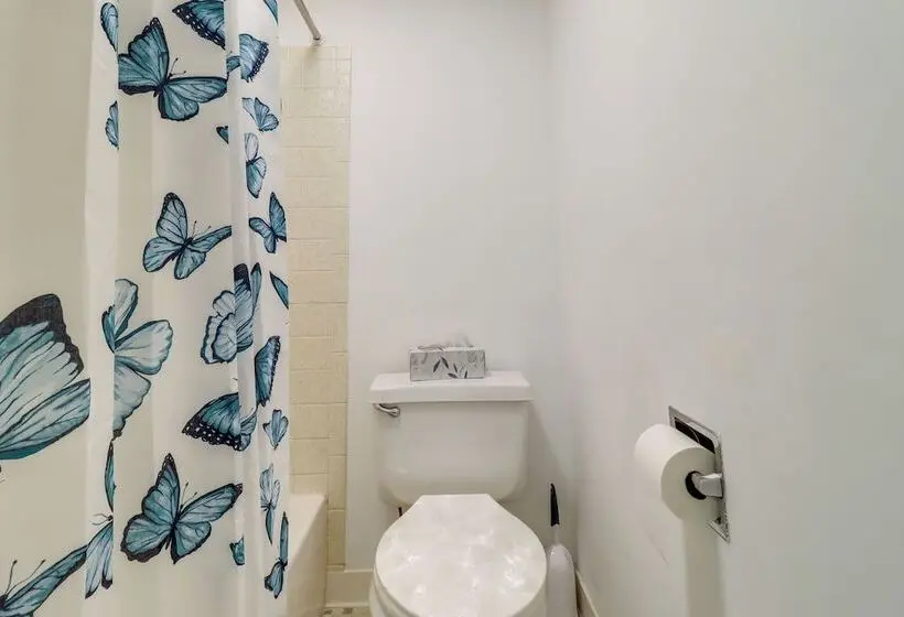 5 Mi To Lake Erie! Cozy Monroe Home & Private Yard