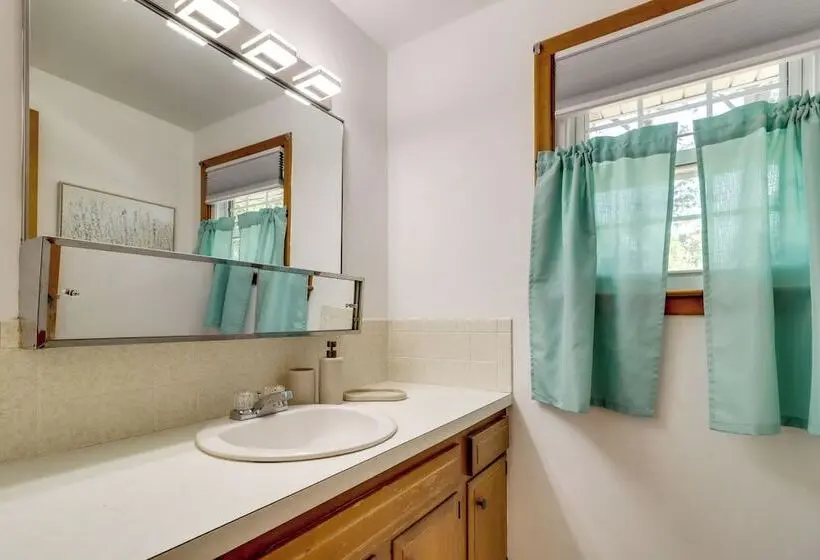 5 Mi To Lake Erie! Cozy Monroe Home & Private Yard