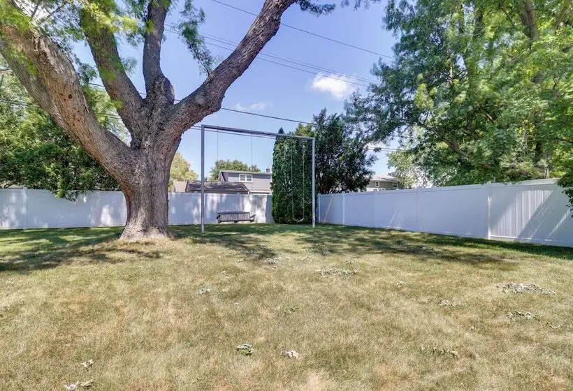 5 Mi To Lake Erie! Cozy Monroe Home & Private Yard