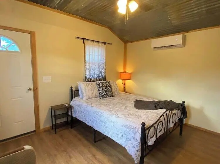 Hill Country Cabin 2