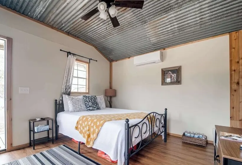 Hill Country Cabin 2