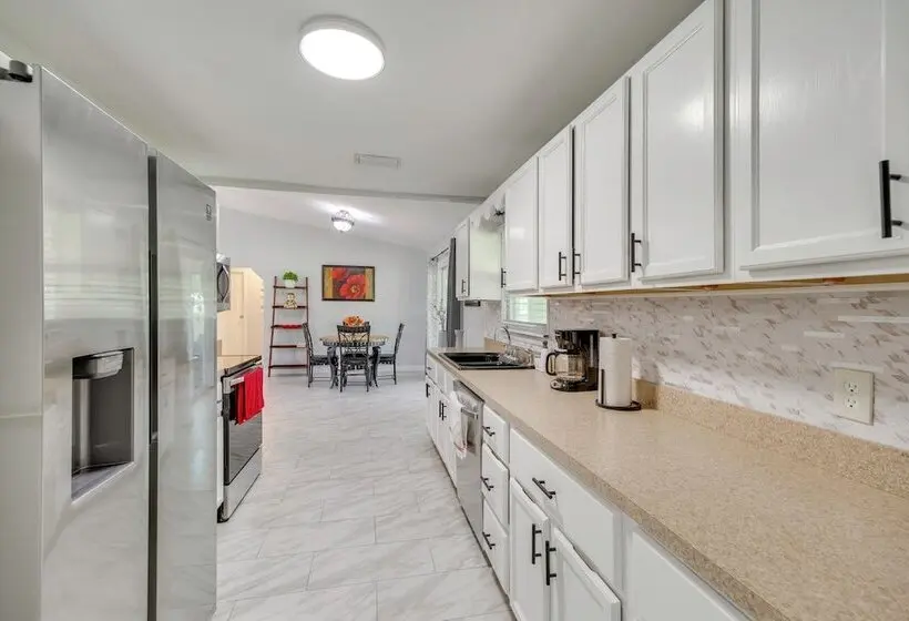 Large Yard, Porch! Pet Friendly Home In Palm Bay