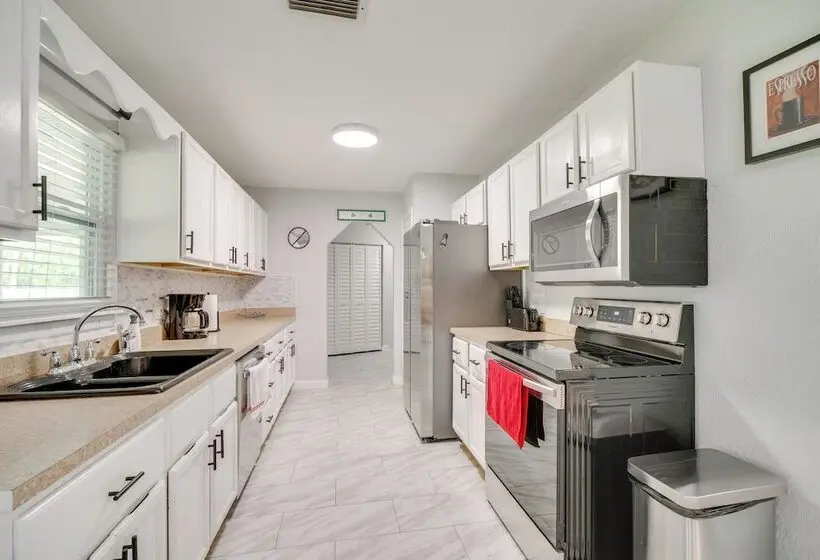 Large Yard, Porch! Pet Friendly Home In Palm Bay