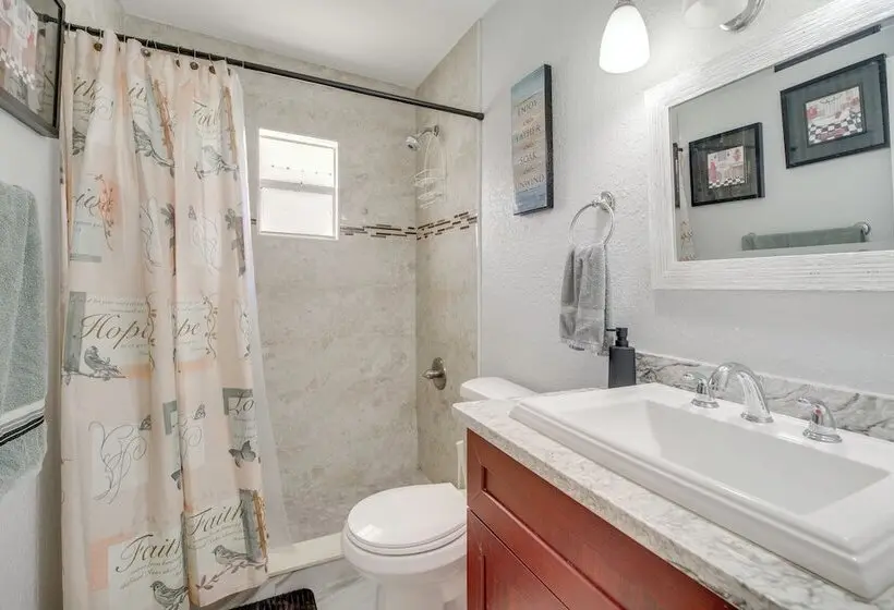 Large Yard, Porch! Pet Friendly Home In Palm Bay