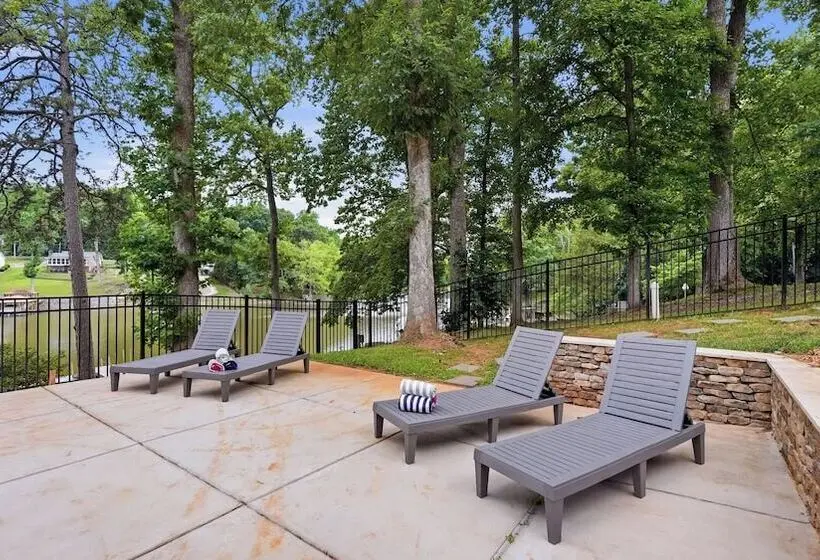 Poolside Paradise By Avantstay Waterfront Home + Pool + Spa Dock + Game Room Near Hiking