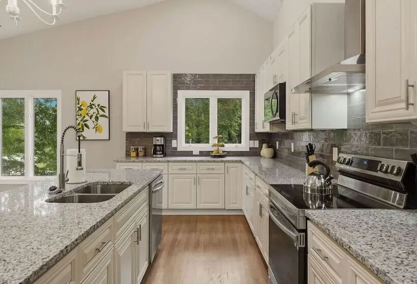 Poolside Paradise By Avantstay Waterfront Home + Pool + Spa Dock + Game Room Near Hiking