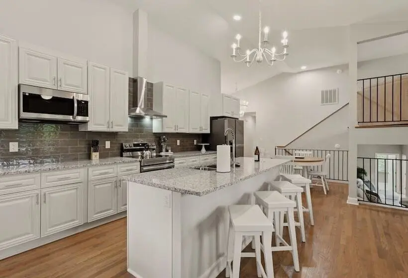 Poolside Paradise By Avantstay Waterfront Home + Pool + Spa Dock + Game Room Near Hiking