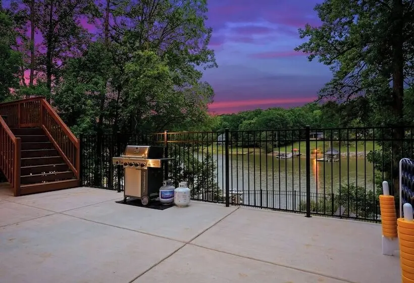 Poolside Paradise By Avantstay Waterfront Home + Pool + Spa Dock + Game Room Near Hiking