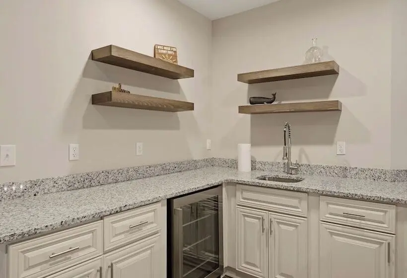 Poolside Paradise By Avantstay Waterfront Home + Pool + Spa Dock + Game Room Near Hiking