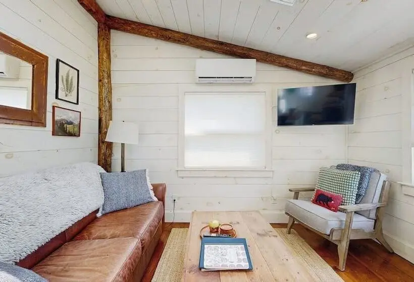 Beautifully Updated Cabin Near Town & Barrett
