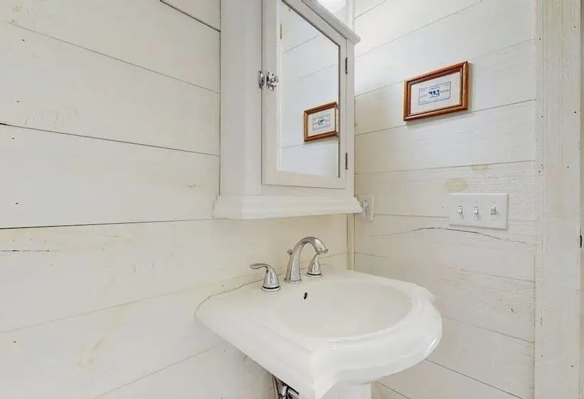 Beautifully Updated Cabin Near Town & Barrett