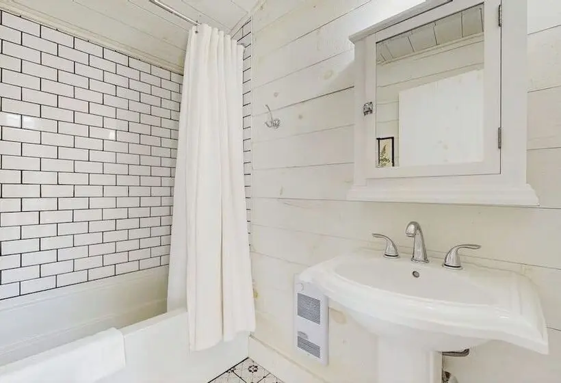 Beautifully Updated Cabin Near Town & Barrett