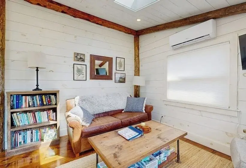 Beautifully Updated Cabin Near Town & Barrett