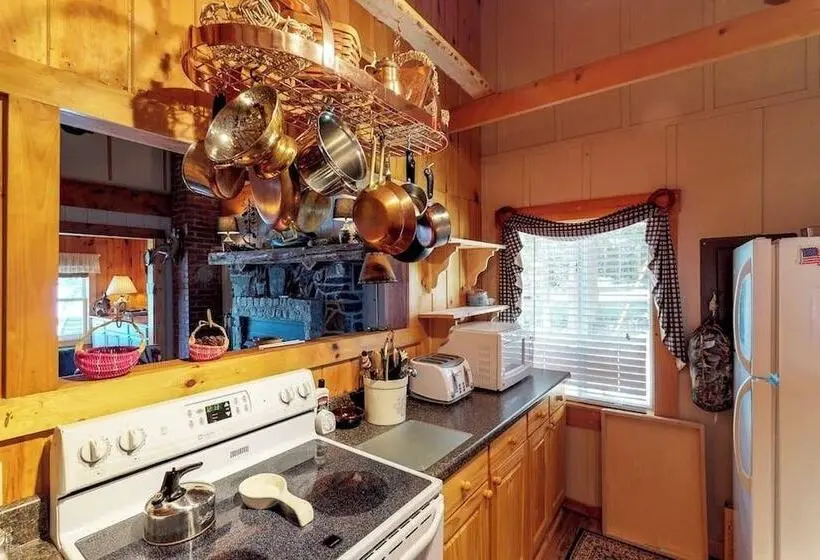 Dog Friendly Lakefront Cabin With Full Kitchen, Firepit, Free Wifi, Great Views