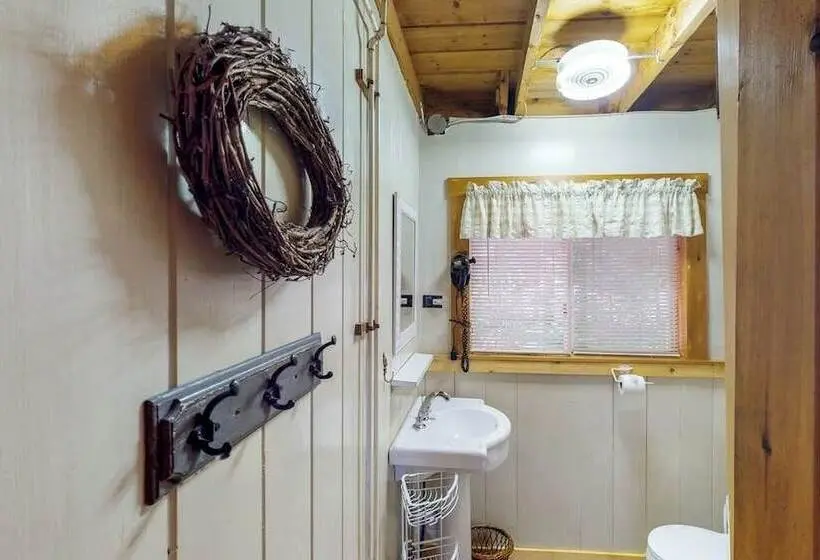 Dog Friendly Lakefront Cabin With Full Kitchen, Firepit, Free Wifi, Great Views