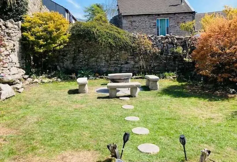 Lakeside Cottage   Sleeps 8   Garden