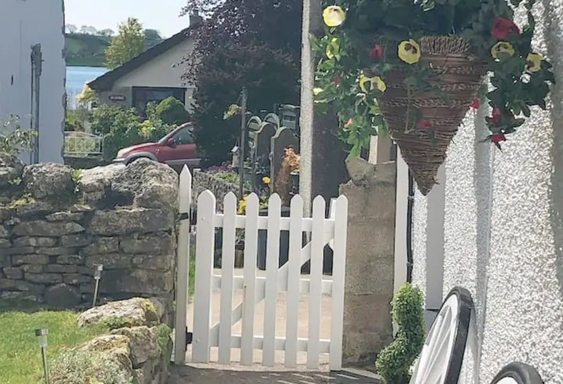 Lakeside Cottage   Sleeps 8   Garden