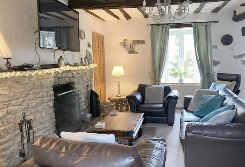 Lakeside Cottage   Sleeps 8   Garden