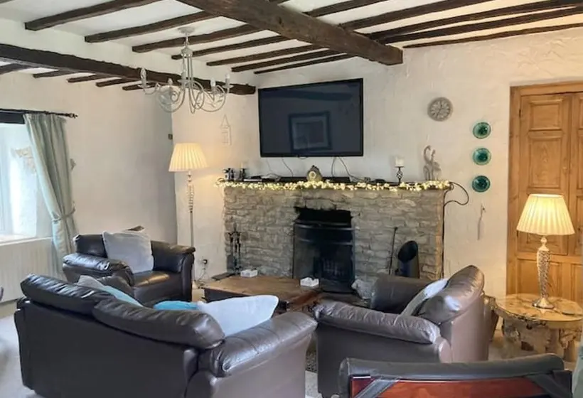 Lakeside Cottage   Sleeps 8   Garden